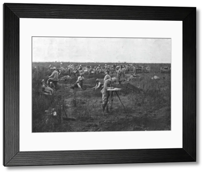 Framed Print : L'offensive de la Somme: L'avance de la grosse artillerie, 1916. Creator: Unknown Framed Print : L'offensive de la Somme: L'avance de la grosse artillerie, 1916. Creator: Unknown