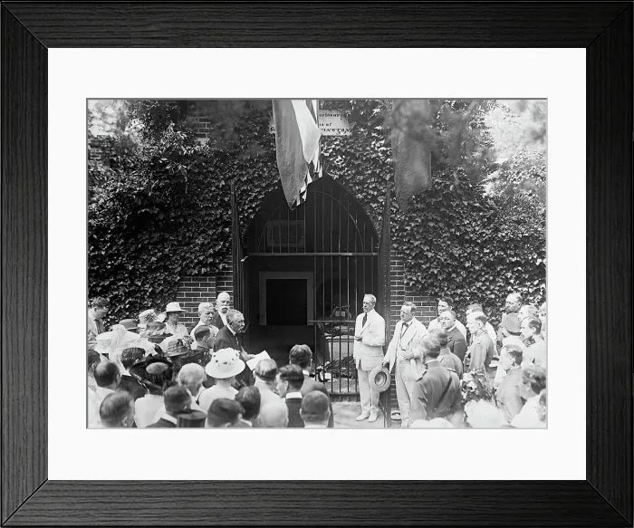 Framed Print : Mount Vernon - Tomb of Washington, 24 June 1917. Creator: Harris & Ewing. Mount Vernon - Tomb of Washington, 24 June 1917. Creator: Harris & Ewing Framed Print : Mount Vernon - Tomb of Washington, 24 June 1917. Creator: Harris & Ewing. Mount Vernon - Tomb of Washington, 24 June 1917. Creator: Harris & Ewing