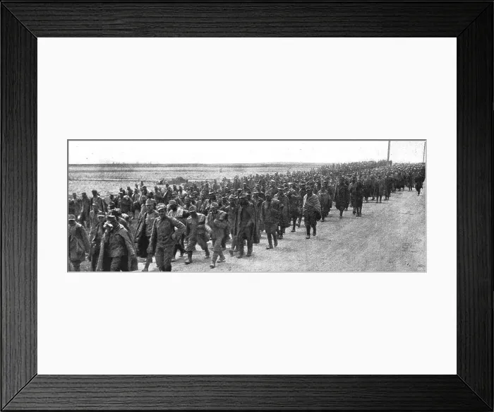 Framed Print : Sur le front Russe; Une des immenses caravanes de prisonniers autrichiens, 1916. Creator: Unknown Framed Print : Sur le front Russe; Une des immenses caravanes de prisonniers autrichiens, 1916. Creator: Unknown