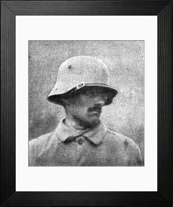Framed Print : Un nouveau casque allemand; le nouveau casque de tranchee des Allemands, 1916. Creator: Unknown Framed Print : Un nouveau casque allemand; le nouveau casque de tranchee des Allemands, 1916. Creator: Unknown