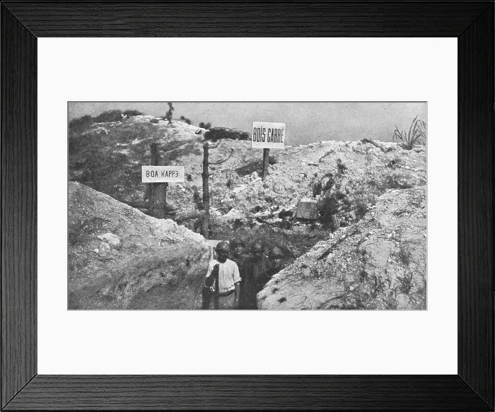 Framed Print : Une tranchee Russe sur le front de Champagne, 1916. Creator: Unknown Framed Print : Une tranchee Russe sur le front de Champagne, 1916. Creator: Unknown