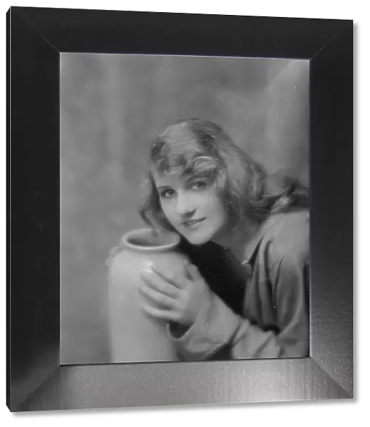 Evans, Laura, Miss, portrait photograph, 1915 July 7. Creator: Arnold Genthe