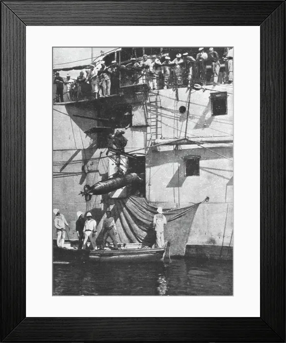 Framed Print : La flotte Francaise en orient; Une torpille repechee est rentree par un sabord, 1916. Creator: Unknown Framed Print : La flotte Francaise en orient; Une torpille repechee est rentree par un sabord, 1916. Creator: Unknown