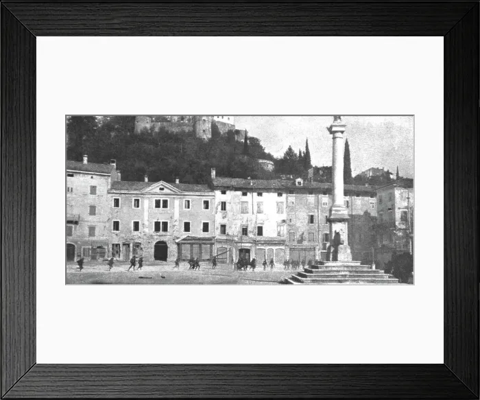 Framed Print : Les Italiens a Gorizia; Les troupes italiennes passent en courant sur la Piazza Grande, 1916. Creator: Unknown Framed Print : Les Italiens a Gorizia; Les troupes italiennes passent en courant sur la Piazza Grande, 1916. Creator: Unknown