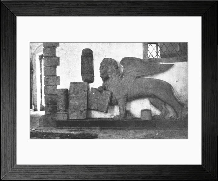 Framed Print : Les Italiens a Gorizia; Le lion de Saint-Marc. Que les Autrichiens avaient enleve, 1916. Creator: Unknown Framed Print : Les Italiens a Gorizia; Le lion de Saint-Marc. Que les Autrichiens avaient enleve, 1916. Creator: Unknown