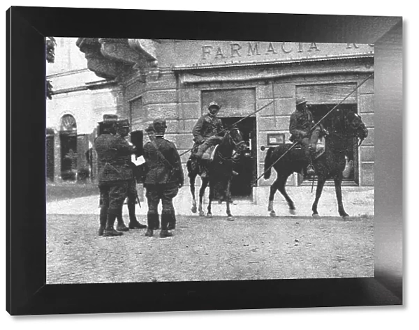 Les Italiens a Gorizia; Avenue Francois-Joseph, les carabiniers interrogent les passants, 1916. Creator: Unknown