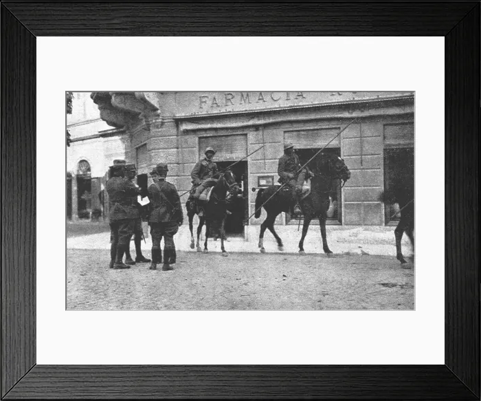 Framed Print : Les Italiens a Gorizia; Avenue Francois-Joseph, les carabiniers interrogent les passants, 1916. Creator: Unknown Framed Print : Les Italiens a Gorizia; Avenue Francois-Joseph, les carabiniers interrogent les passants, 1916. Creator: Unknown