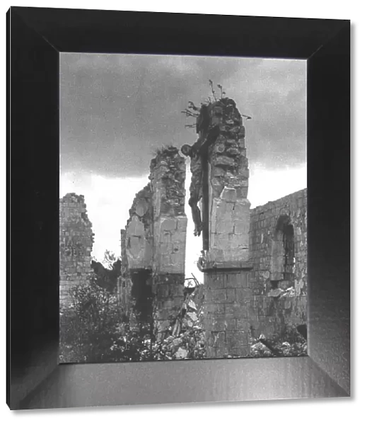 Le Christ aux ruines; La nef, envahie deja par les plantes sauvages, d'une eglise, 1916. Creator: Unknown