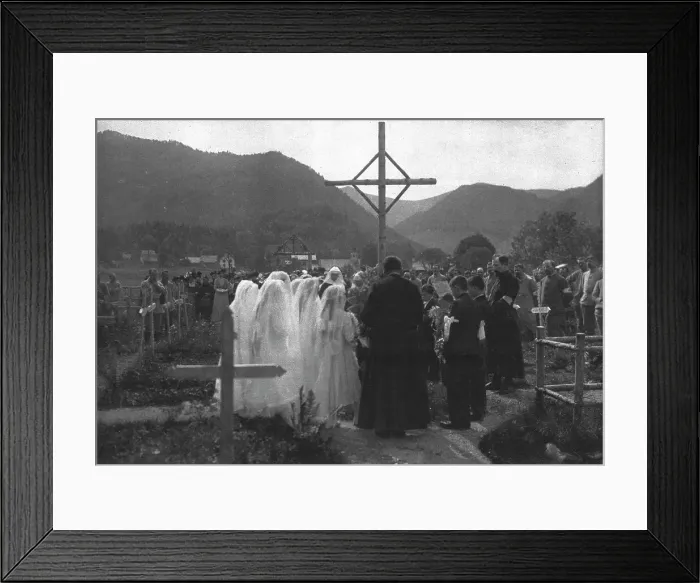 Framed Print : Une premiere communion en Alsace: la Priere sur les tombes des soldats, 1916. Creator: Unknown Framed Print : Une premiere communion en Alsace: la Priere sur les tombes des soldats, 1916. Creator: Unknown