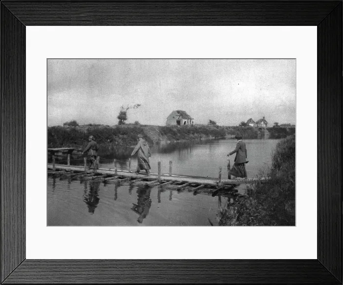 Framed Print : La Reine des Belges sur les lignes de L'Yser; La reine traversant l'Yser sur une passerelle, 1916. Creator: Unknown Framed Print : La Reine des Belges sur les lignes de L'Yser; La reine traversant l'Yser sur une passerelle, 1916. Creator: Unknown