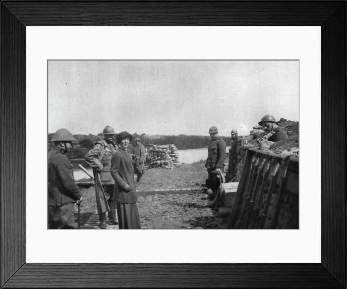 Framed Print : La Reine des Belges sur les lignes de L'Yser; Un soldat (a droite) joue un air de violon, 1916. Creator: Unknown Framed Print : La Reine des Belges sur les lignes de L'Yser; Un soldat (a droite) joue un air de violon, 1916. Creator: Unknown
