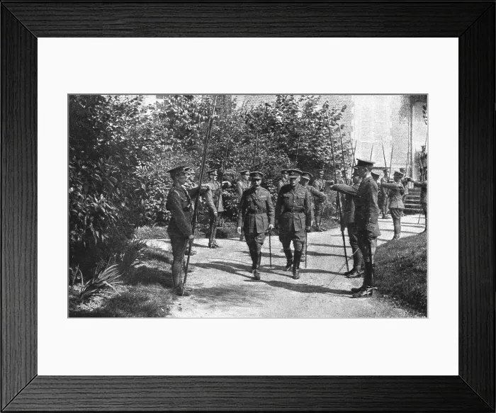 Framed Print : Le roi George V et M Poincare, Sur le front de la Somme, 1916. Creator: Unknown Framed Print : Le roi George V et M Poincare, Sur le front de la Somme, 1916. Creator: Unknown