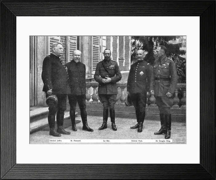 Framed Print : Le roi George V et M Poincare, Sur le front de la Somme; Au Grand Quartier Britannique, 1916. Creator: Unknown Framed Print : Le roi George V et M Poincare, Sur le front de la Somme; Au Grand Quartier Britannique, 1916. Creator: Unknown