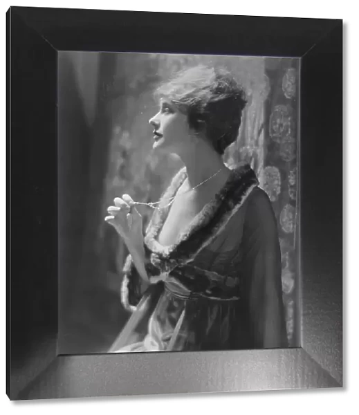 Ferguson, Elsie, Miss, portrait photograph, 1917 Aug. 10. Creator: Arnold Genthe