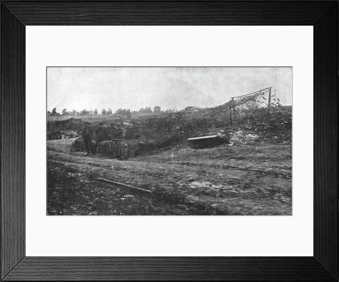 Framed Print : La Bataille de la Somme; artillerie Britannique, 1916. Creator: Unknown Framed Print : La Bataille de la Somme; artillerie Britannique, 1916. Creator: Unknown