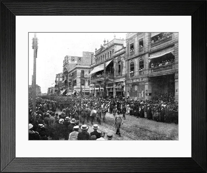 Framed Print : Les allies a Salonique; L'arrivee des Russes: les troupes traversant Salonique en fete, 1916. Creator: Unknown Framed Print : Les allies a Salonique; L'arrivee des Russes: les troupes traversant Salonique en fete, 1916. Creator: Unknown