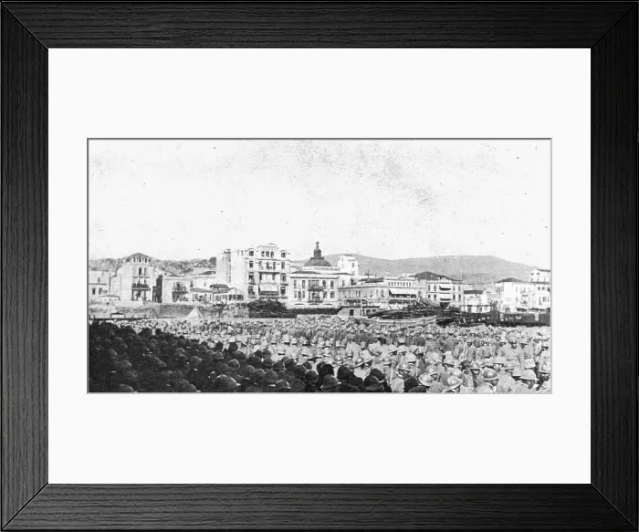 Framed Print : Les allies a Salonique; L'arrivee des italiens: les troupes italiennes massees sur le mole, 191 Creator: Unknown Framed Print : Les allies a Salonique; L'arrivee des italiens: les troupes italiennes massees sur le mole, 191 Creator: Unknown