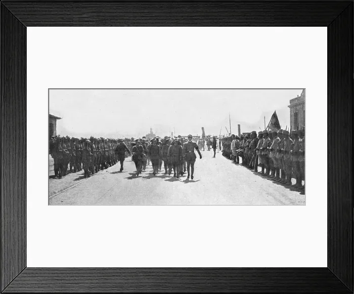 Framed Print : Les allies a Salonique; L'arrivee des italiens, 1916. Creator: Unknown Framed Print : Les allies a Salonique; L'arrivee des italiens, 1916. Creator: Unknown