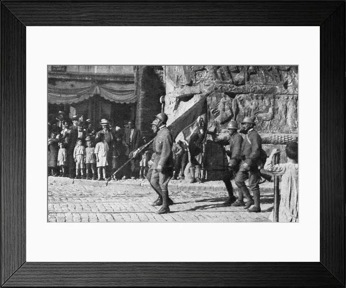 Framed Print : Les allies a Salonique; L'arrivee des italiens, 1916. Creator: Unknown Framed Print : Les allies a Salonique; L'arrivee des italiens, 1916. Creator: Unknown
