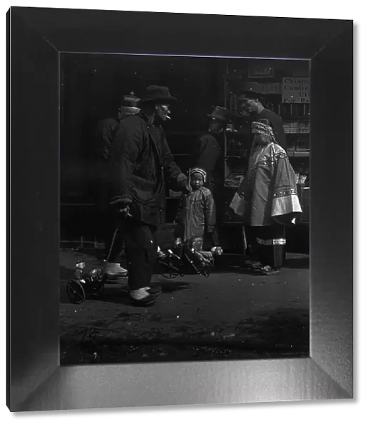 The toy peddler, Chinatown, San Francisco, between 1896 and 1906. Creator: Arnold Genthe