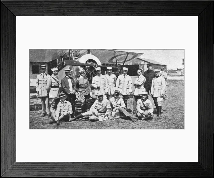 Framed Print : Aviateurs; Une visite de Gabriele d'Annunzio aux aviateurs francais de Venise, 1916. Creator: Unknown Framed Print : Aviateurs; Une visite de Gabriele d'Annunzio aux aviateurs francais de Venise, 1916. Creator: Unknown