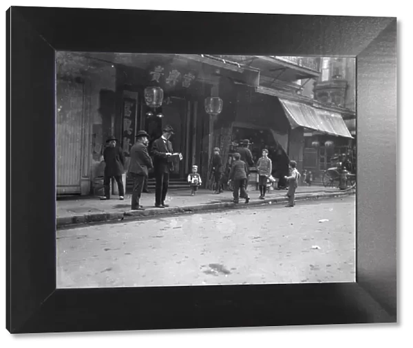 An unsuspecting victim, Chinatown, San Francisco, between 1896 and 1906. Creator: Arnold Genthe