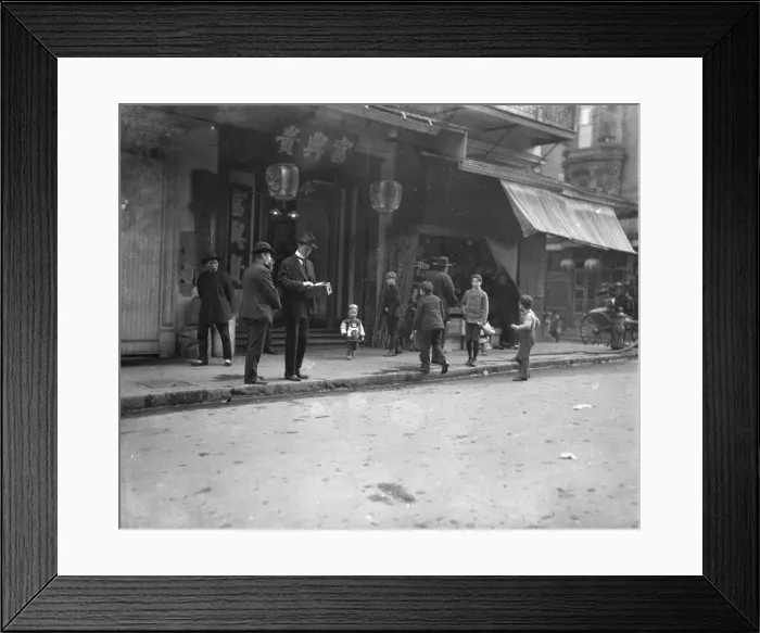 Framed Print : An unsuspecting victim, Chinatown, San Francisco, between 1896 and 1906. Creator: Arnold Genthe Framed Print : An unsuspecting victim, Chinatown, San Francisco, between 1896 and 1906. Creator: Arnold Genthe