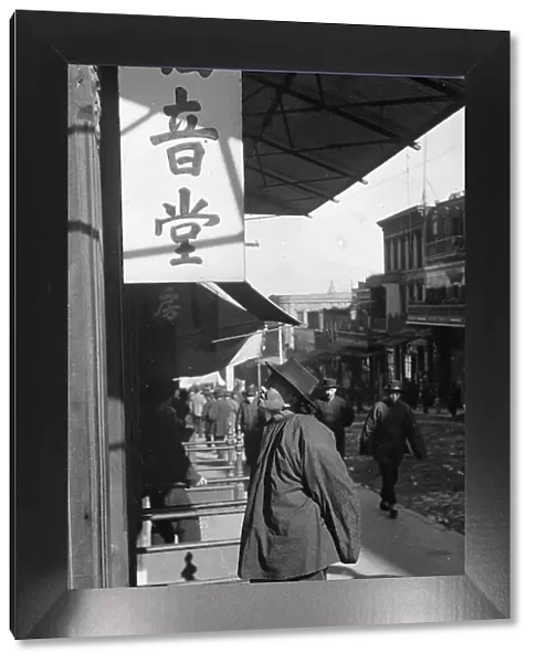 Passers-by, Chinatown, San Francisco, between 1896 and 1906. Creator: Arnold Genthe