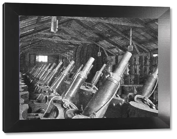 Contrastes sur le front de la Somme; Magasin de canons de tranchee a proximite du front, 1916. Creator: Unknown
