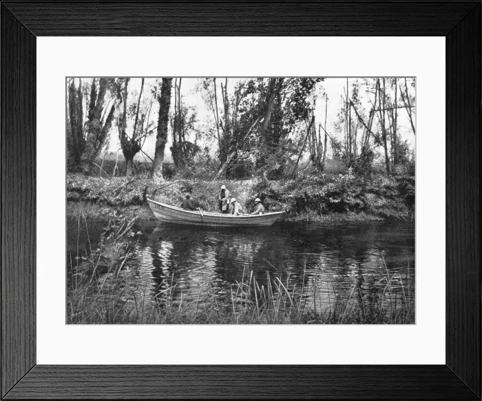 Framed Print : Contrastes sur le front de la Somme; Sur la rive Sud de la riviere, 1916. Creator: Unknown Framed Print : Contrastes sur le front de la Somme; Sur la rive Sud de la riviere, 1916. Creator: Unknown