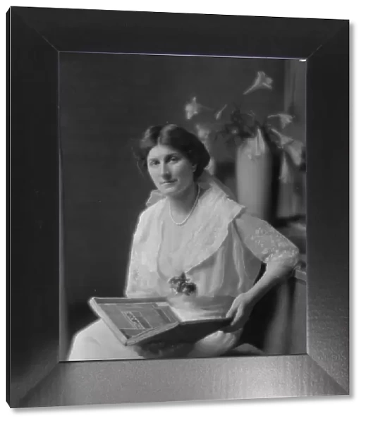 Fox, M.J. Mrs. portrait photograph, 1914 May 1. Creator: Arnold Genthe