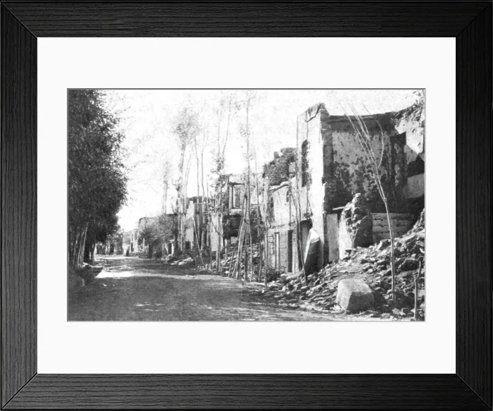 Framed Print : Aux armees russes d'Asie; Etat actuel de Van: toutes les rues sont dans le meme etat, 1916. Creator: Unknown Framed Print : Aux armees russes d'Asie; Etat actuel de Van: toutes les rues sont dans le meme etat, 1916. Creator: Unknown