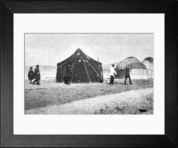 Framed Print : Aux armees russes d'Asie; Un chef kurde vient au camp de l'etat-major russe, 1916. Creator: Unknown Framed Print : Aux armees russes d'Asie; Un chef kurde vient au camp de l'etat-major russe, 1916. Creator: Unknown