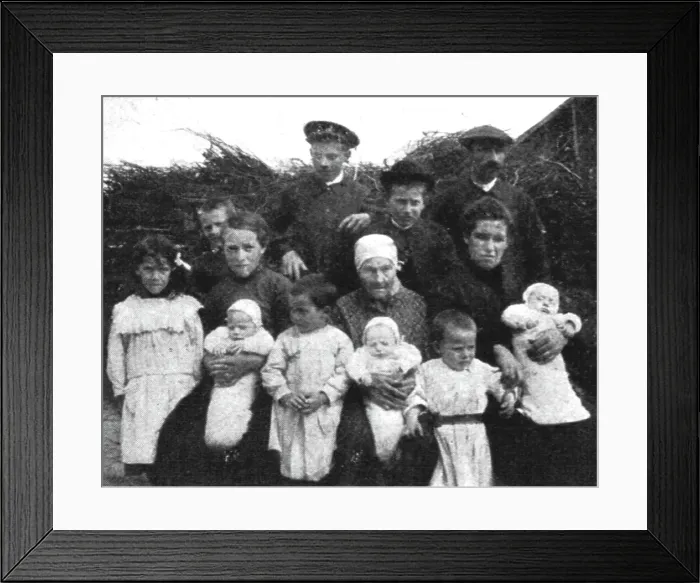 Framed Print : Une famille interessante, 1916. Creator: Unknown Framed Print : Une famille interessante, 1916. Creator: Unknown