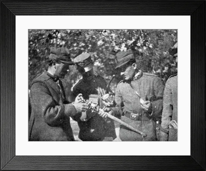 Framed Print : La grande attaque du Carso (aout 1916); Officiers italiens examinant une massue autrichienne, 1916 Creator: Unknown Framed Print : La grande attaque du Carso (aout 1916); Officiers italiens examinant une massue autrichienne, 1916 Creator: Unknown