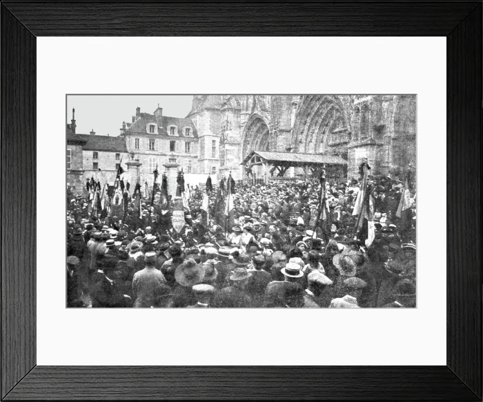 Framed Print : Le 2e anniversaire de la Marne; Defiles des delegations a la cathedrale de Meaux, 1916. Creator: Unknown Framed Print : Le 2e anniversaire de la Marne; Defiles des delegations a la cathedrale de Meaux, 1916. Creator: Unknown