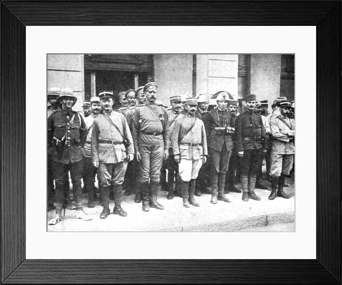 Framed Print : Un mouvement national a Salonique; Les gendarmes de l'Entente, 1916. Creator: Unknown Framed Print : Un mouvement national a Salonique; Les gendarmes de l'Entente, 1916. Creator: Unknown