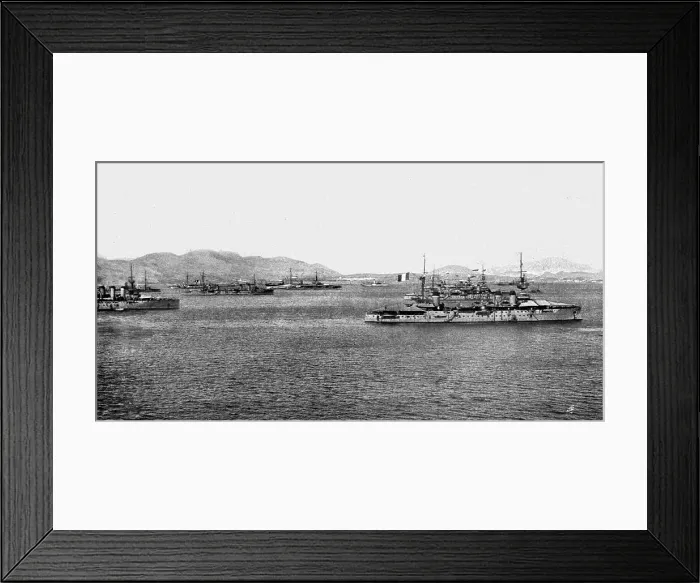 Framed Print : Un mouvement national a Salonique; L'escadre franco-britannique au mouillage de Salamine, 1916. Creator: Unknown Framed Print : Un mouvement national a Salonique; L'escadre franco-britannique au mouillage de Salamine, 1916. Creator: Unknown
