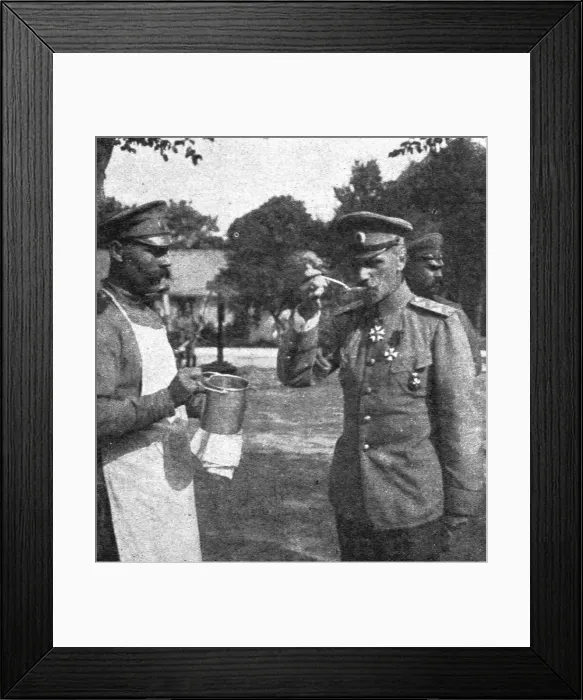 Framed Print : Les russes en France; Le general Lokhvitzky goute le bouillon des soldats, 1916. Creator: Unknown Framed Print : Les russes en France; Le general Lokhvitzky goute le bouillon des soldats, 1916. Creator: Unknown