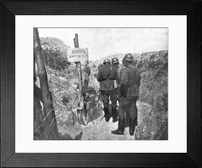 Framed Print : Les russes en France; Dans les tranchees russes sur le front de Champagne, 1916. Creator: Unknown Framed Print : Les russes en France; Dans les tranchees russes sur le front de Champagne, 1916. Creator: Unknown