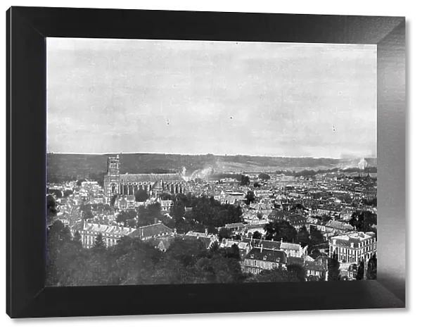 Panorama de Soissons sous le feu de la grosse artillerie allemande, 1914. Creator: Unknown