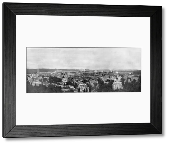 Framed Print : Panorama de Soissons sous le feu de la grosse artillerie allemande, 1914. Creator: Unknown Framed Print : Panorama de Soissons sous le feu de la grosse artillerie allemande, 1914. Creator: Unknown