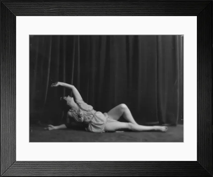 Framed Print : Duncan, Isadora, portrait photograph, between 1916 and 1918. Creator: Arnold Genthe Framed Print : Duncan, Isadora, portrait photograph, between 1916 and 1918. Creator: Arnold Genthe