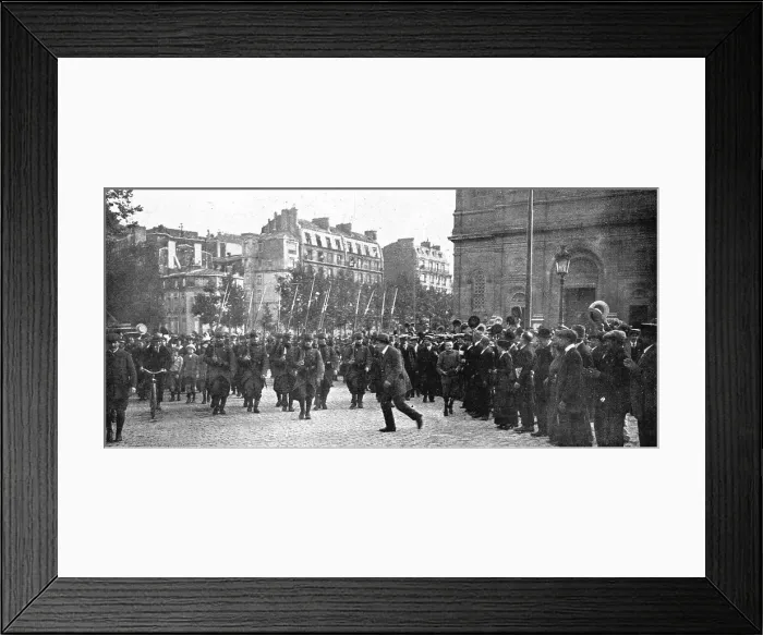 Framed Print : Vers le Front; la population parisienne acclame ceux qui marchent a l'ennemi, 1914. Creator: Unknown Framed Print : Vers le Front; la population parisienne acclame ceux qui marchent a l'ennemi, 1914. Creator: Unknown