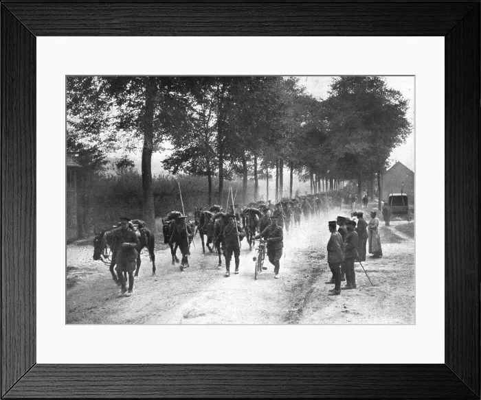 Framed Print : Le Role de la Cavalerie; lanciers Bitanniques, 1914. Creator: Unknown Framed Print : Le Role de la Cavalerie; lanciers Bitanniques, 1914. Creator: Unknown