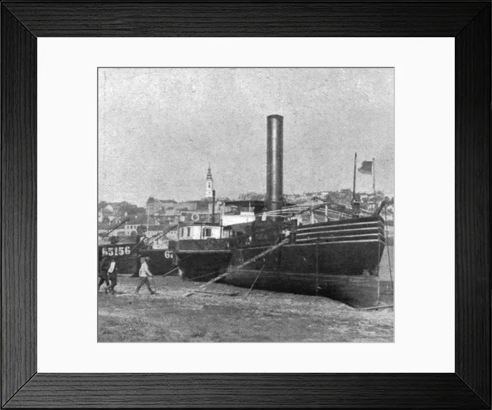Framed Print : Victoires sur le Front Oriental; A Belgrade: un bateau autrichien capture, 1914. Creator: Unknown Framed Print : Victoires sur le Front Oriental; A Belgrade: un bateau autrichien capture, 1914. Creator: Unknown