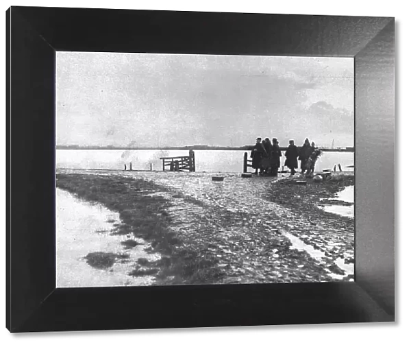 L'Alliance avec la mer; L'inondation protectrice sur la rive gauche de l'Yser, 1914. Creator: Unknown