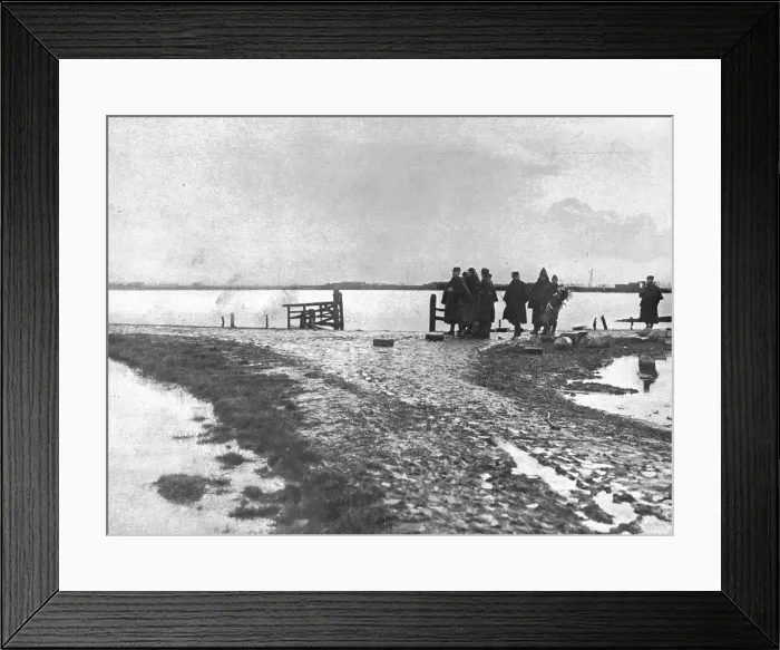 Framed Print : L'Alliance avec la mer; L'inondation protectrice sur la rive gauche de l'Yser, 1914. Creator: Unknown Framed Print : L'Alliance avec la mer; L'inondation protectrice sur la rive gauche de l'Yser, 1914. Creator: Unknown