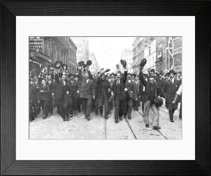 Framed Print : Aux cris de Vive la France !, sa voiture est escortee jusqu'a l'Elysee, 1914. Creator: Unknown. Aux cris de Vive la France !, sa voiture est escortee jusqu'a l'Elysee, 1914. Creator: Unknown Framed Print : Aux cris de Vive la France !, sa voiture est escortee jusqu'a l'Elysee, 1914. Creator: Unknown. Aux cris de Vive la France !, sa voiture est escortee jusqu'a l'Elysee, 1914. Creator: Unknown