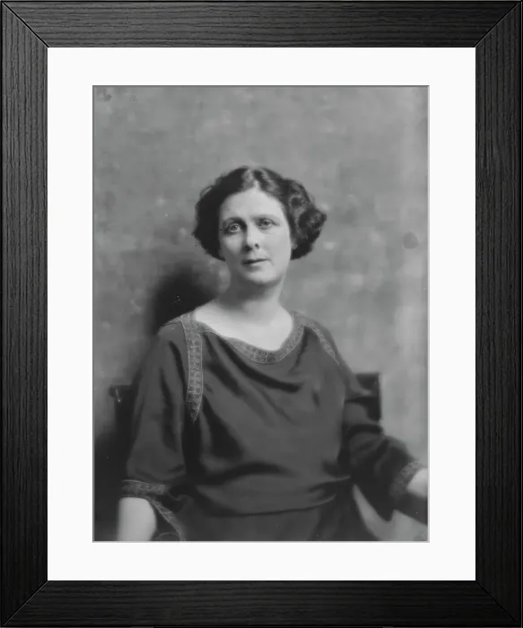 Framed Print : Duncan, Isadora, portrait photograph, between 1916 and 1918. Creator: Arnold Genthe Framed Print : Duncan, Isadora, portrait photograph, between 1916 and 1918. Creator: Arnold Genthe